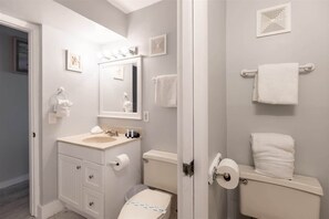 Baignoire, séchoir à cheveux, serviettes fournies