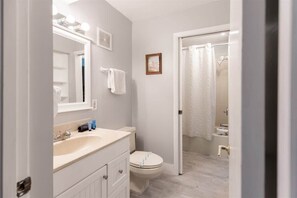 Bathtub, hair dryer, towels - The Summit 618 - Bright Waterfront Condo (Panama City)