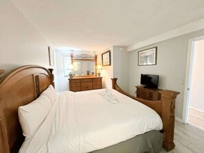 1 bedroom, iron/ironing board, WiFi, bed sheets - The Summit 618 - Bright Waterfront Condo (Panama City)