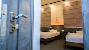 Bagian depan properti - sore/malam