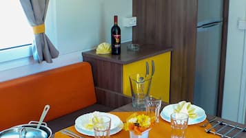 Family Mobile Home, 2 Bedrooms | In-room dining