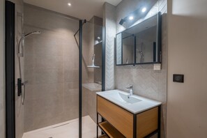 Dusche, Haartrockner, Handtücher, Toilettenpapier