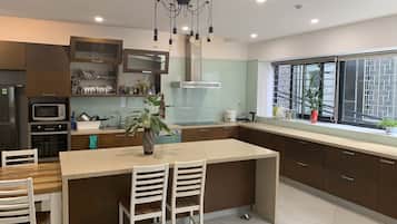 Refrigerador con freezer, microondas, utensilios de cocina