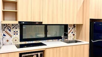 Refrigerador con freezer, microondas, utensilios de cocina