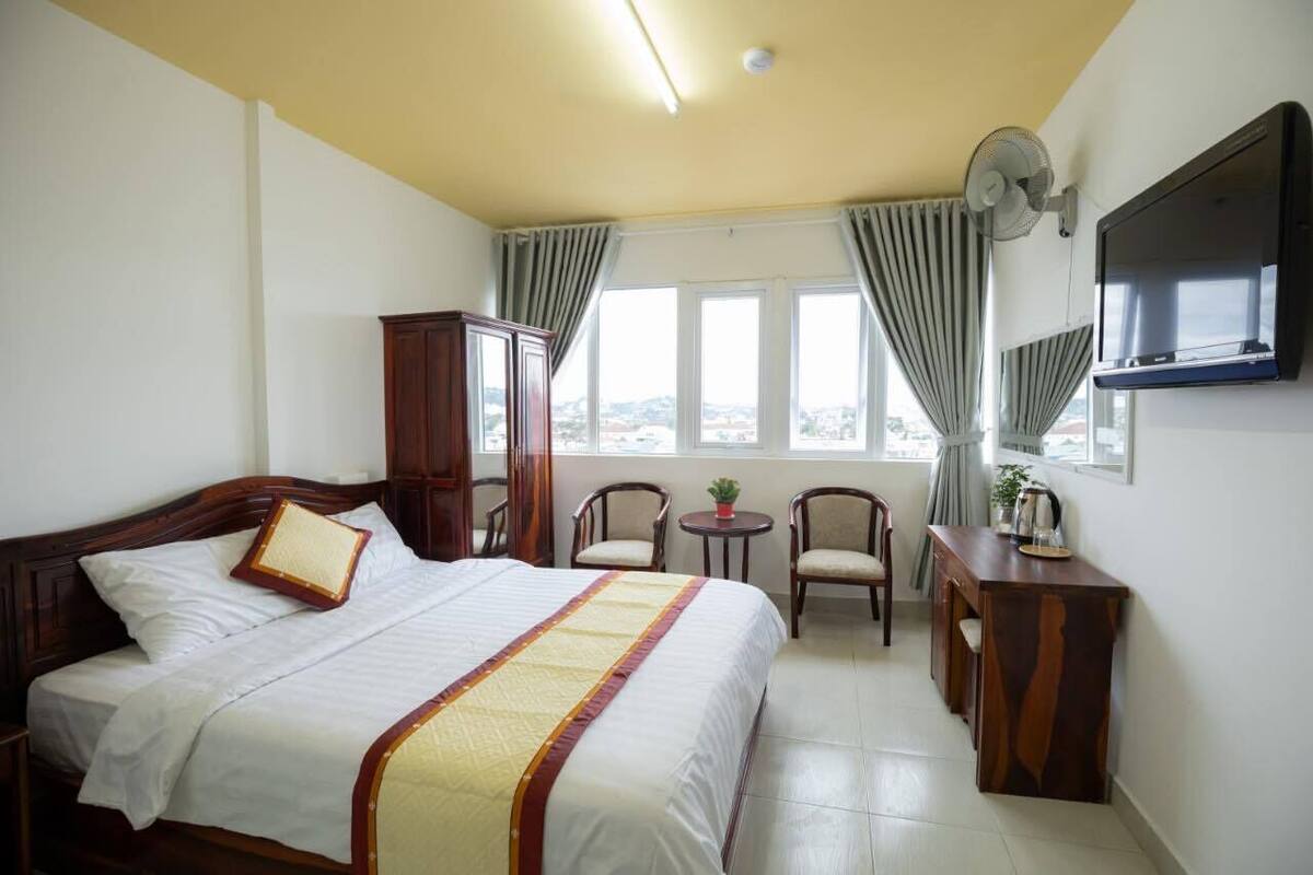 Habitación básica doble de uso individual | Escritorio, espacio para trabajar con laptop y cortinas blackout