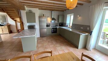 Frigorífico, microondas, horno y placa de cocina