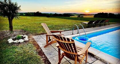 Belle maison de campagne, piscine privée et superbes vues. Pain 1 km Golf à 3 km