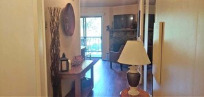 Fernseher, Kamin, Bücher, Arbeitsbereiche