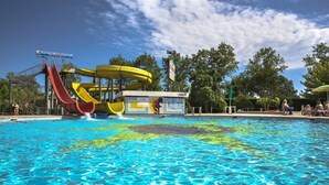 Piscina com vários toboáguas e posto de salva-vidas.
