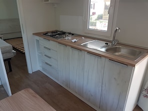 Mobile Unterkunft | Eigene Kochnische | Großer Kühlschrank, Mikrowelle, Herdplatte, Wasserkocher