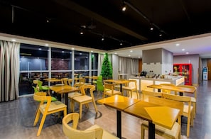 Daily full breakfast (CNY 25 per person)