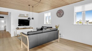 Tv, eldstad och bordsfotboll