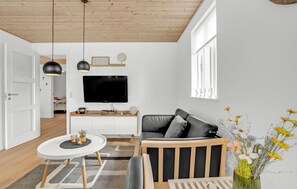 Fernseher, Kamin, Tischfußball
