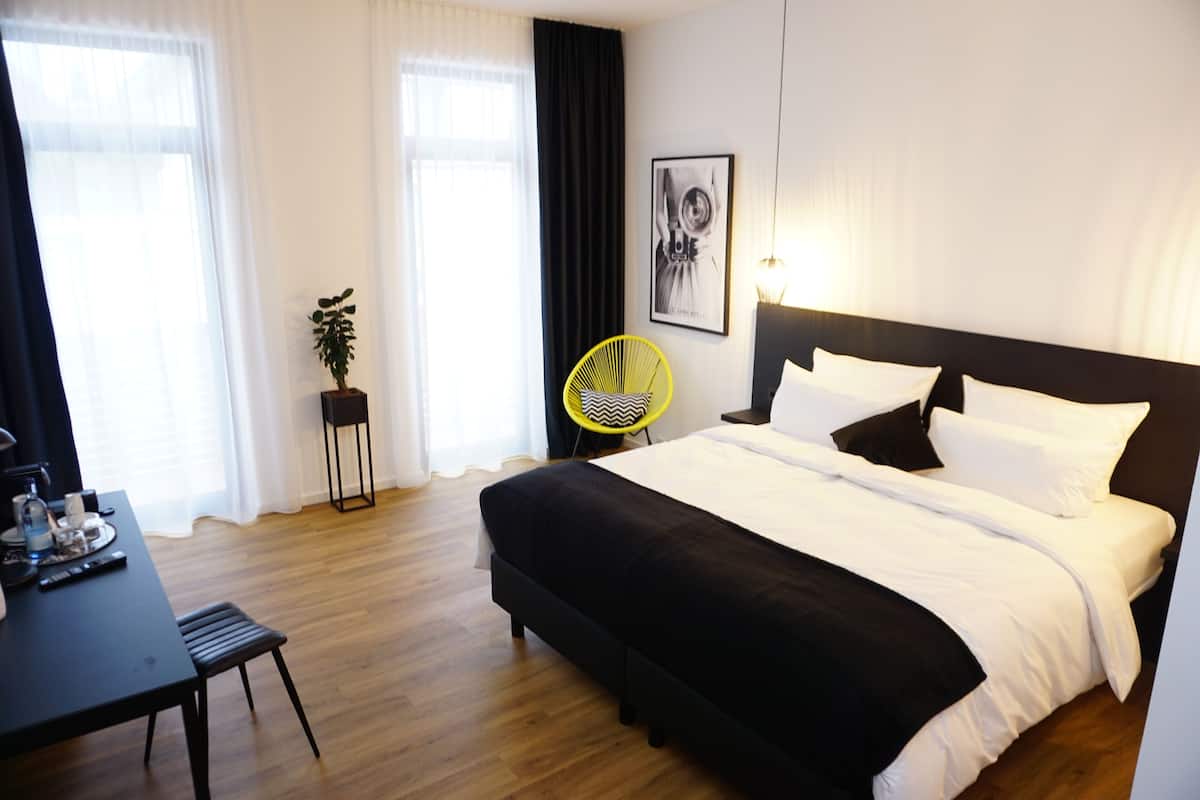 Chambre Double Confort, balcon | Coffres-forts dans les chambres, bureau, rideaux occultants