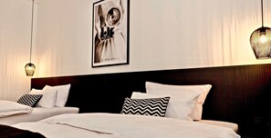 Quarto duplo, sacada | Cofres nos quartos, escrivaninha, cortinas blackout