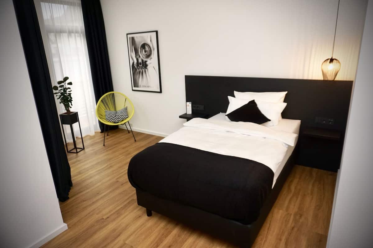 Chambre Simple Confort, balcon | Coffres-forts dans les chambres, bureau, rideaux occultants