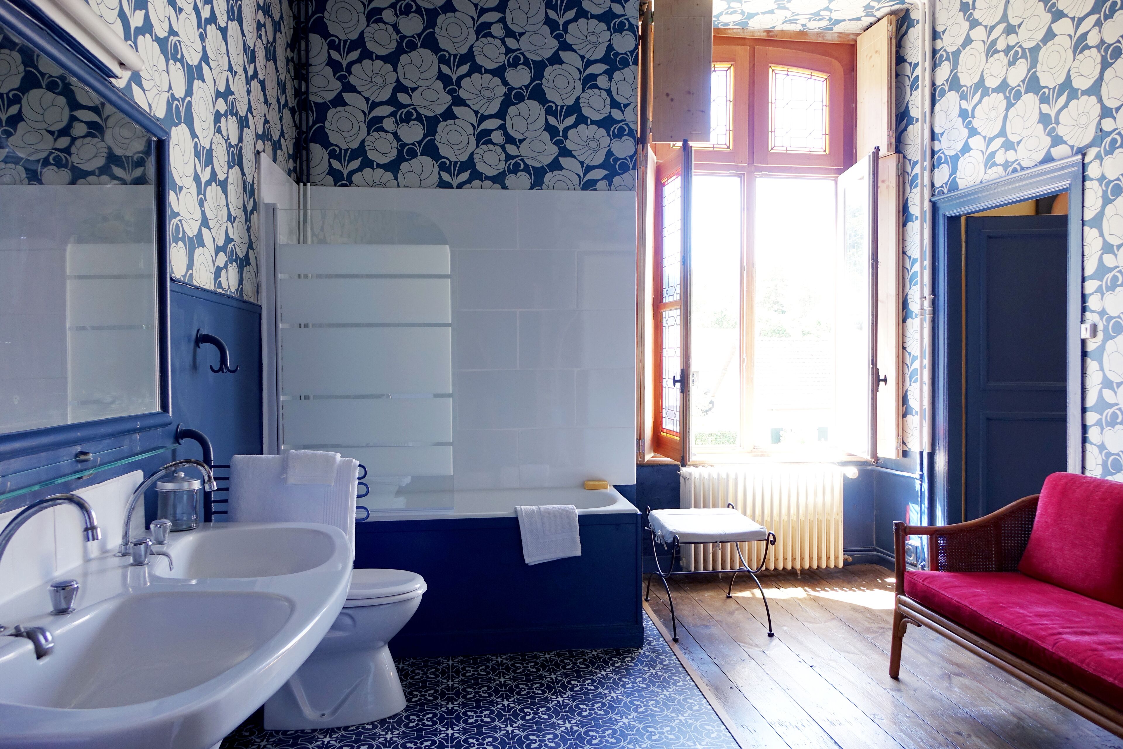 Baignoire, articles de toilette écologiques, serviettes fournies, savon
