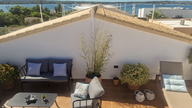 A rooftop terrace with a sofa, a small table, and potted plants. - bungalow - Formentera (La Savina)