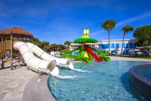 Ein Wasserpark mit mehreren Wasserrutschen und einer großen Wasserspielfeatur mit Froschthema.