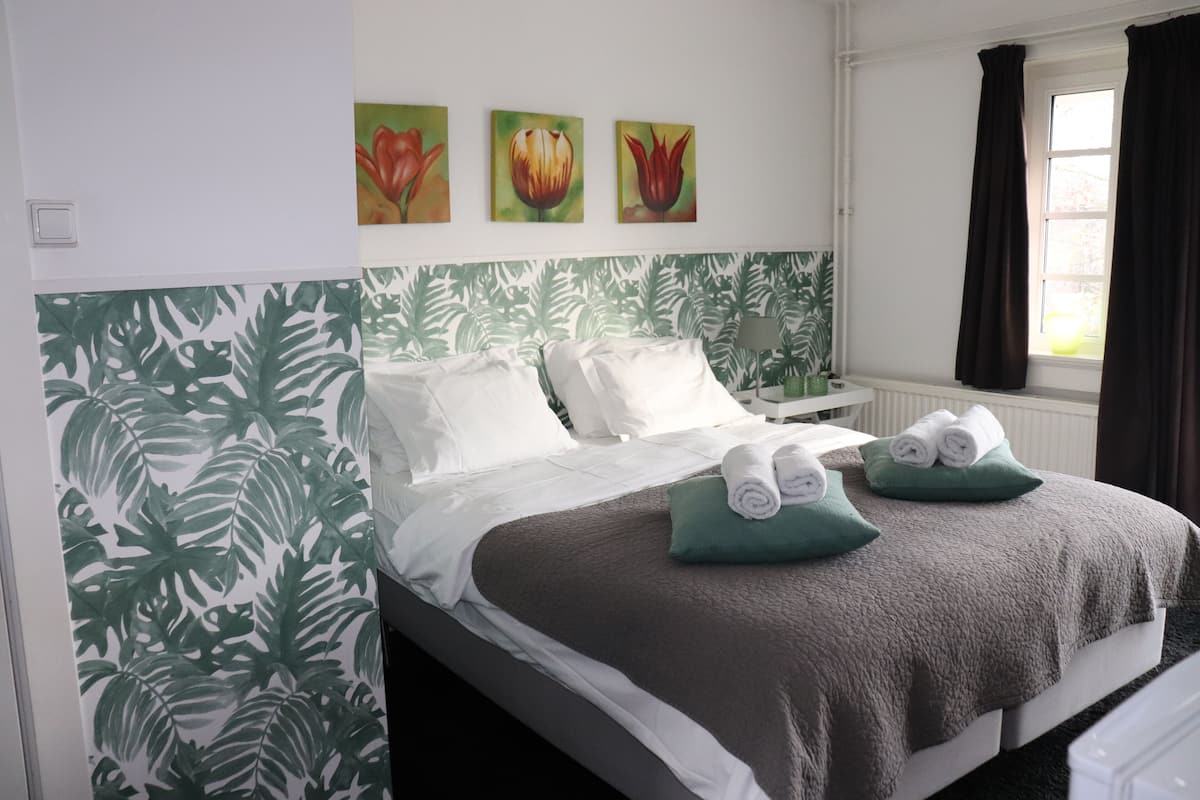 Free WiFi, individually decorated, individually furnished, bed sheets