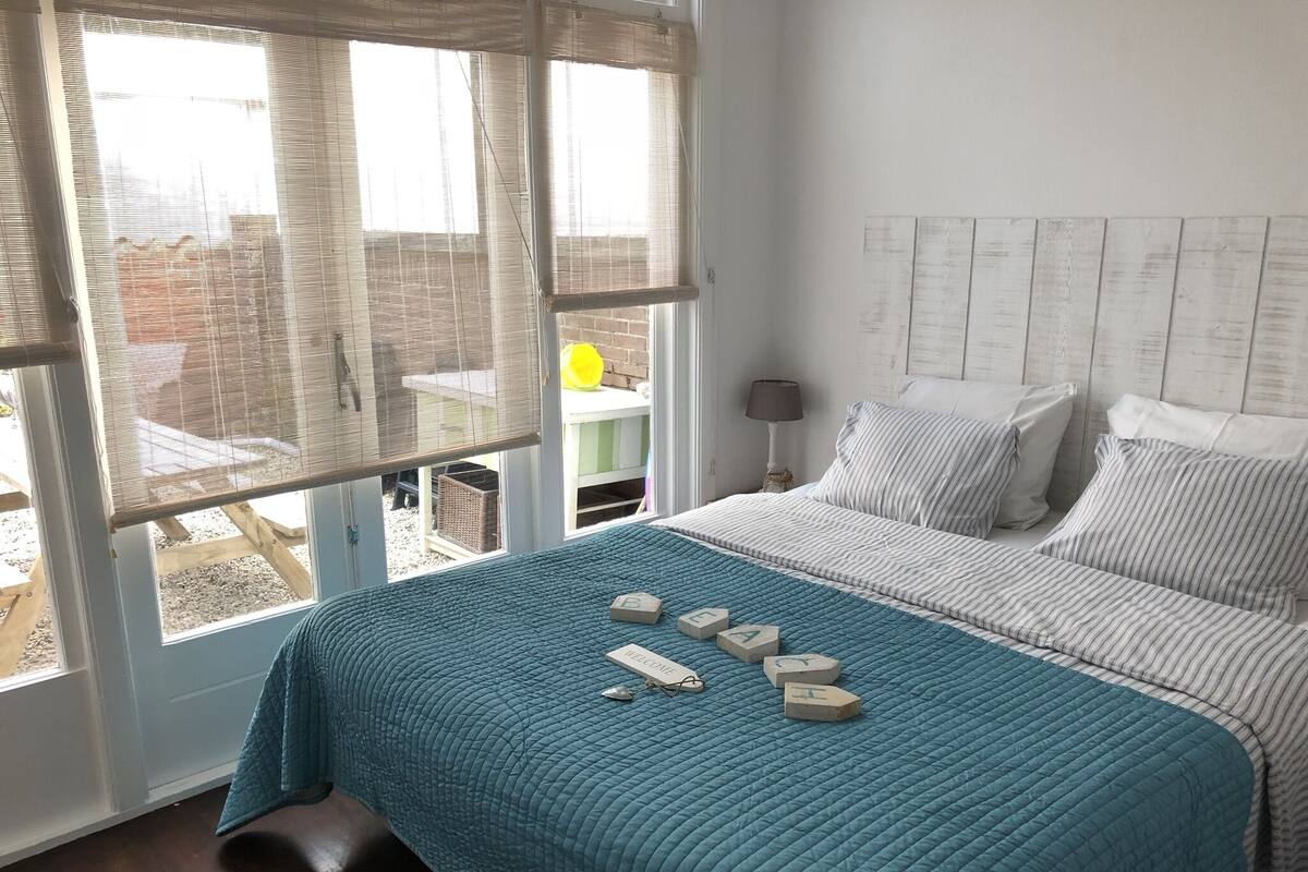 Free WiFi, individually decorated, individually furnished, bed sheets