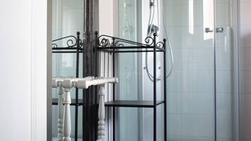Kamar Double Superior | Kamar mandi | Shower, perlengkapan mandi gratis, handuk, dan sabun