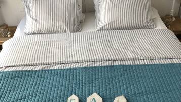 Apartemen, 2 kamar tidur, patio | Didekorasi berbeda-beda dan dilengkapi dengan perabotan berbeda-beda