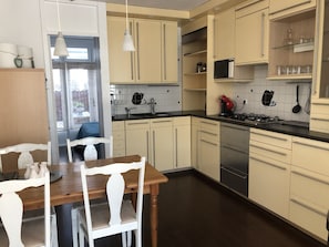 Apartamento, 2 habitaciones, patio | Zona de estar | Una televisión de pantalla plana