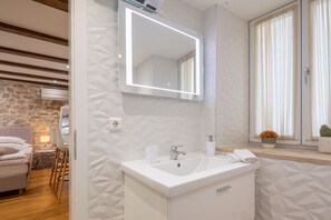 Estudio de lujo (B) | Baño | Secador de pelo, toallas, jabón y champú