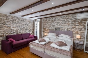 Luksusstudio (B) | Skrivebord, skrivebord for bærbar PC, strykejern/-brett og sengetøy