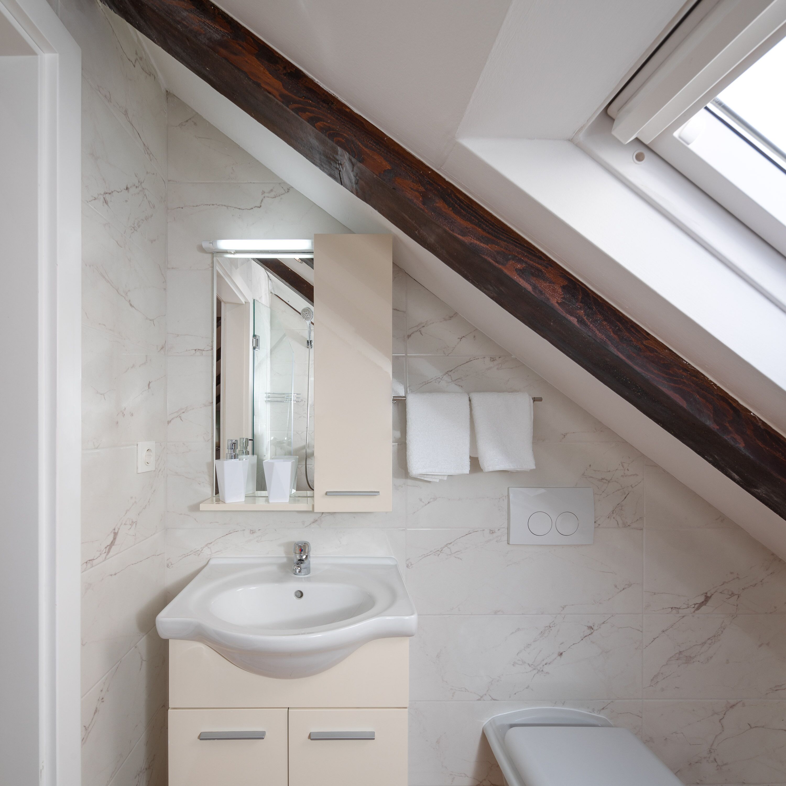 Une salle de bain moderne avec un lavabo en marbre, un miroir et une douche.