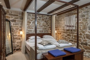 スタジオ (A - luxury spacious studio in the hea) | デスク、ノートパソコン用作業スペース、アイロン / アイロン台、ベッドシーツ