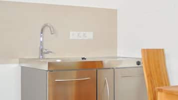 Studio | Private kitchenette | Fridge, toaster, cookware/dishes/utensils