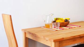 Studio | Makan di kamar