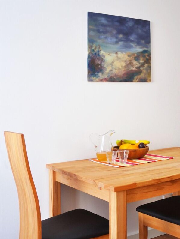 Studio | Essbereich im Zimmer