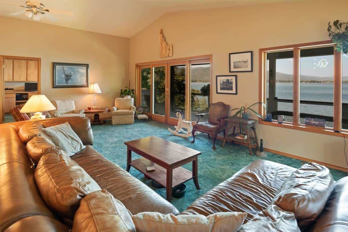 Smart TV, fireplace, DVD player, offices