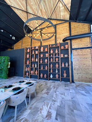 Se sirven desayunos, almuerzos y cenas; cocina internacional