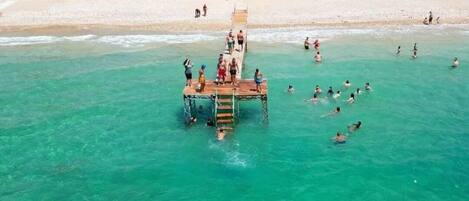 Playa privada, camastros, sombrillas y toallas de playa