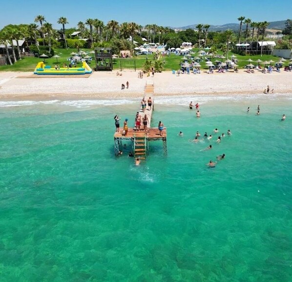 Playa privada, sillas reclinables de playa, sombrillas, toallas de playa