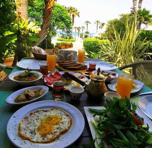 Desayuno con opciones de la cocina local incluido todos los días 
