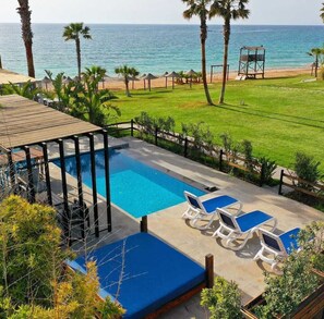 Piscine extérieure (ouverte en saison), parasols de plage