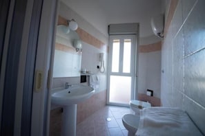 Shower, rainfall showerhead, free toiletries, hair dryer