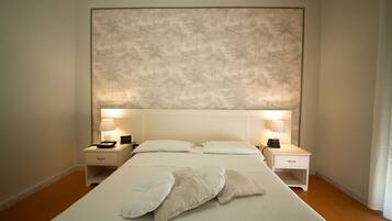 Doppelzimmer | Schreibtisch, kostenlose Babybetten, kostenloses WLAN, Bettwäsche