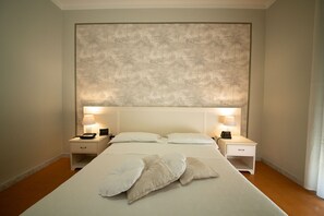Doppelzimmer | Schreibtisch, kostenlose Babybetten, kostenloses WLAN, Bettwäsche