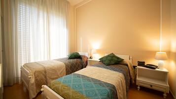 Doppelzimmer | Schreibtisch, kostenlose Babybetten, kostenloses WLAN, Bettwäsche