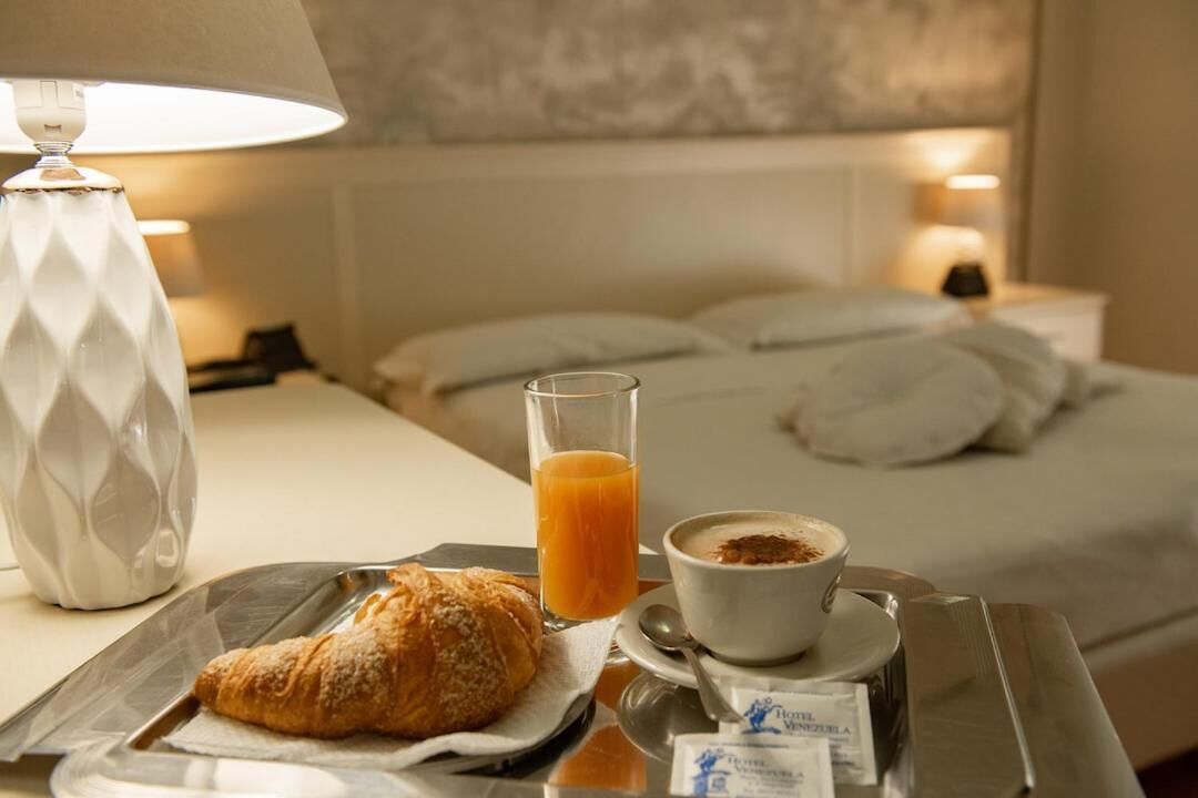 Escritorio, cunas gratuitas, wifi gratis y ropa de cama 