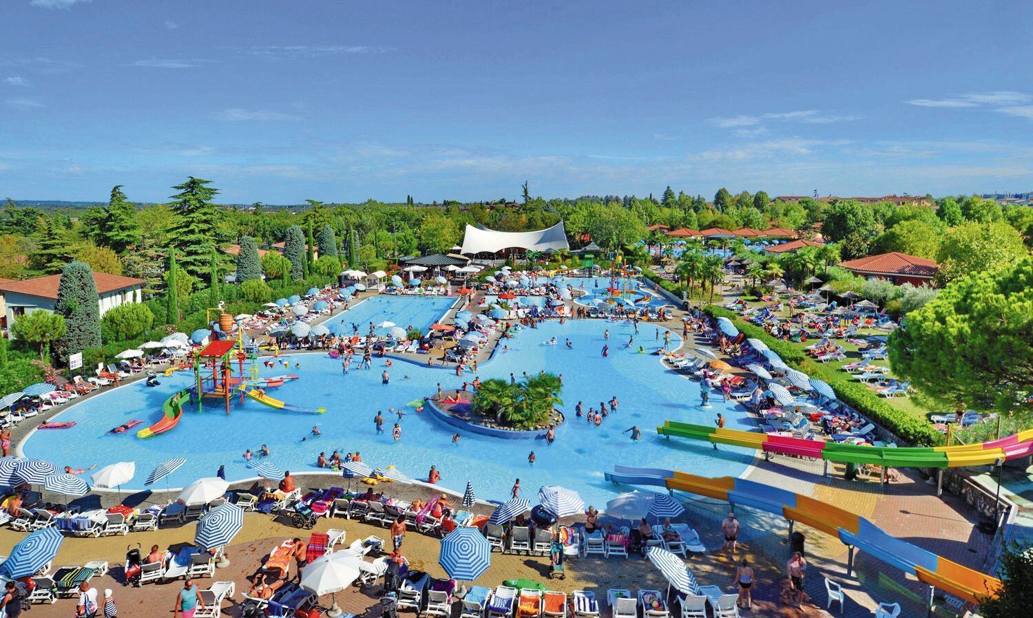 Seasonal outdoor pool, pool umbrellas, sun loungers