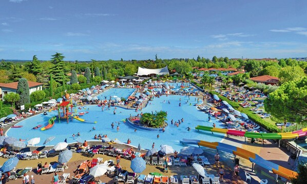 Außenpool (je nach Saison geöffnet), Sonnenschirme, Liegestühle