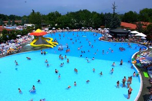 Piscina externa sazonal, guarda-sóis, espreguiçadeiras