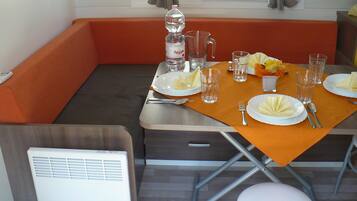 Family Mobile Home | In-room dining